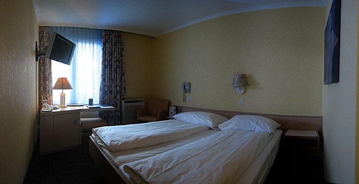 Zimmer 407 im Hotel Senator in Zürich; Bild größerklickbar